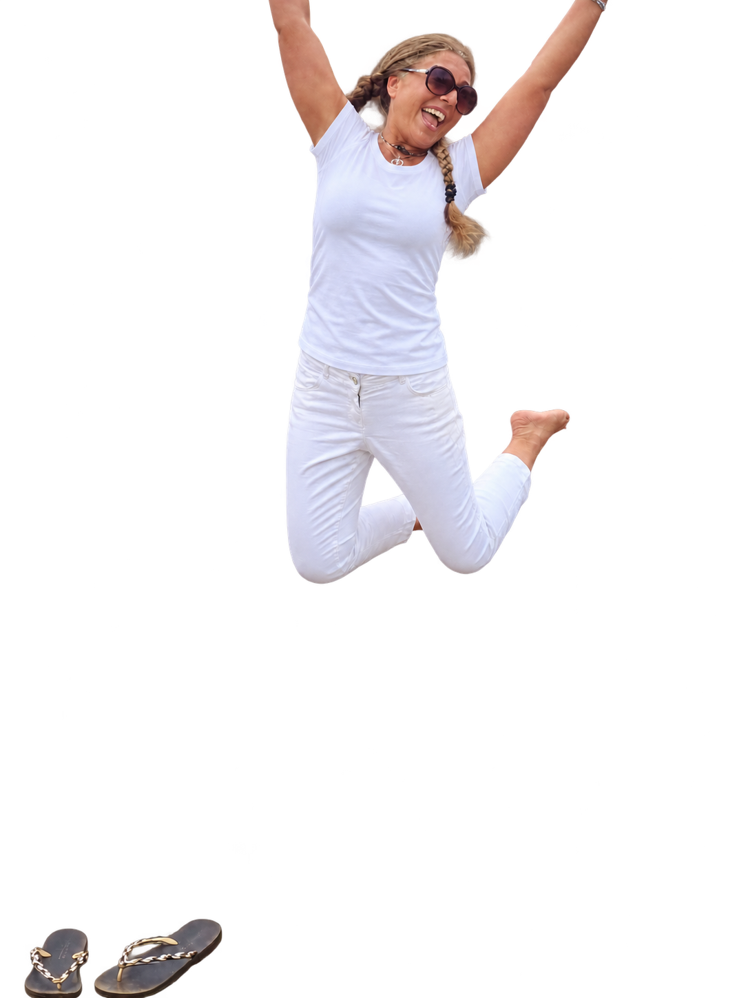 Silvana Appels springt enthousiast, in een wit shirt met korte mouwen en een witte broek